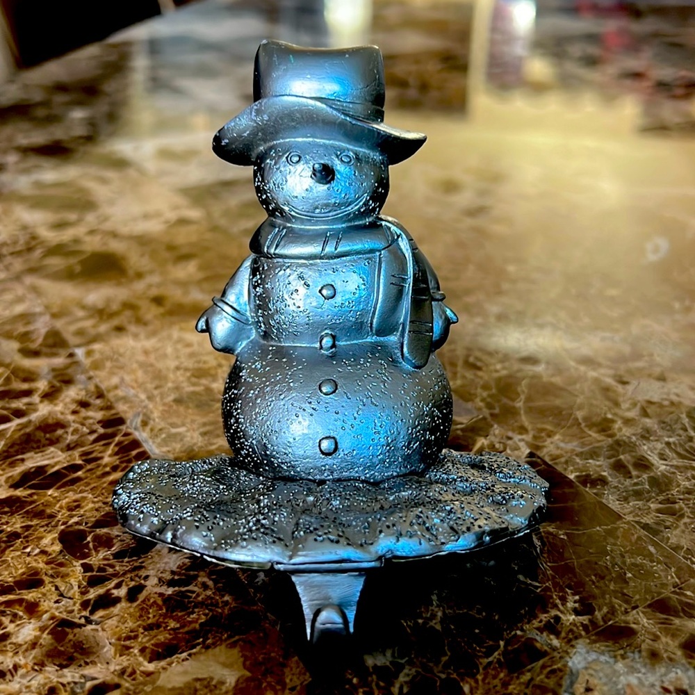 Snowman stocking holder for mantel